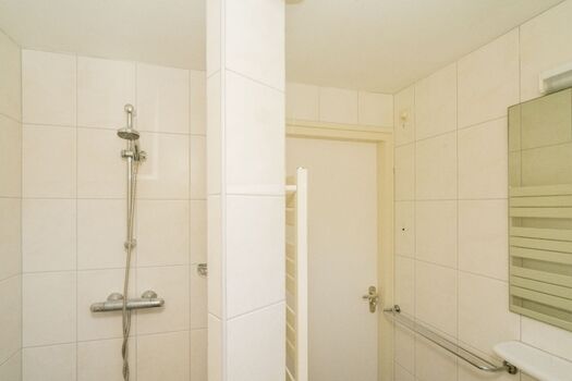 Badezimmer mit Dusche und Waschbecken