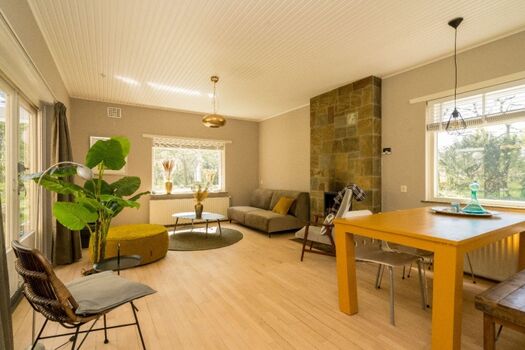 Das geschmackvoll eingerichtete Wohnzimmer mit Kamin