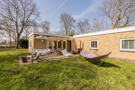 Lounge-Ecke und tolle Hängematte