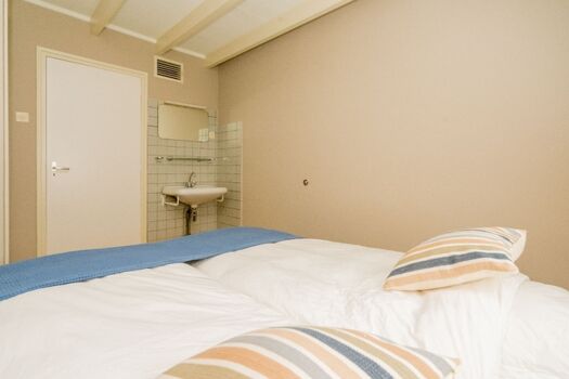 2. Schlafzimmer mit 2 Einzel Boxspringbetten und Waschbecken