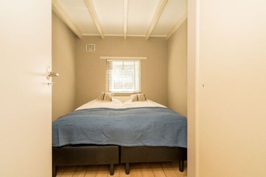 2. Schlafzimmer mit 2 Einzel Boxspringbetten und Waschbecken