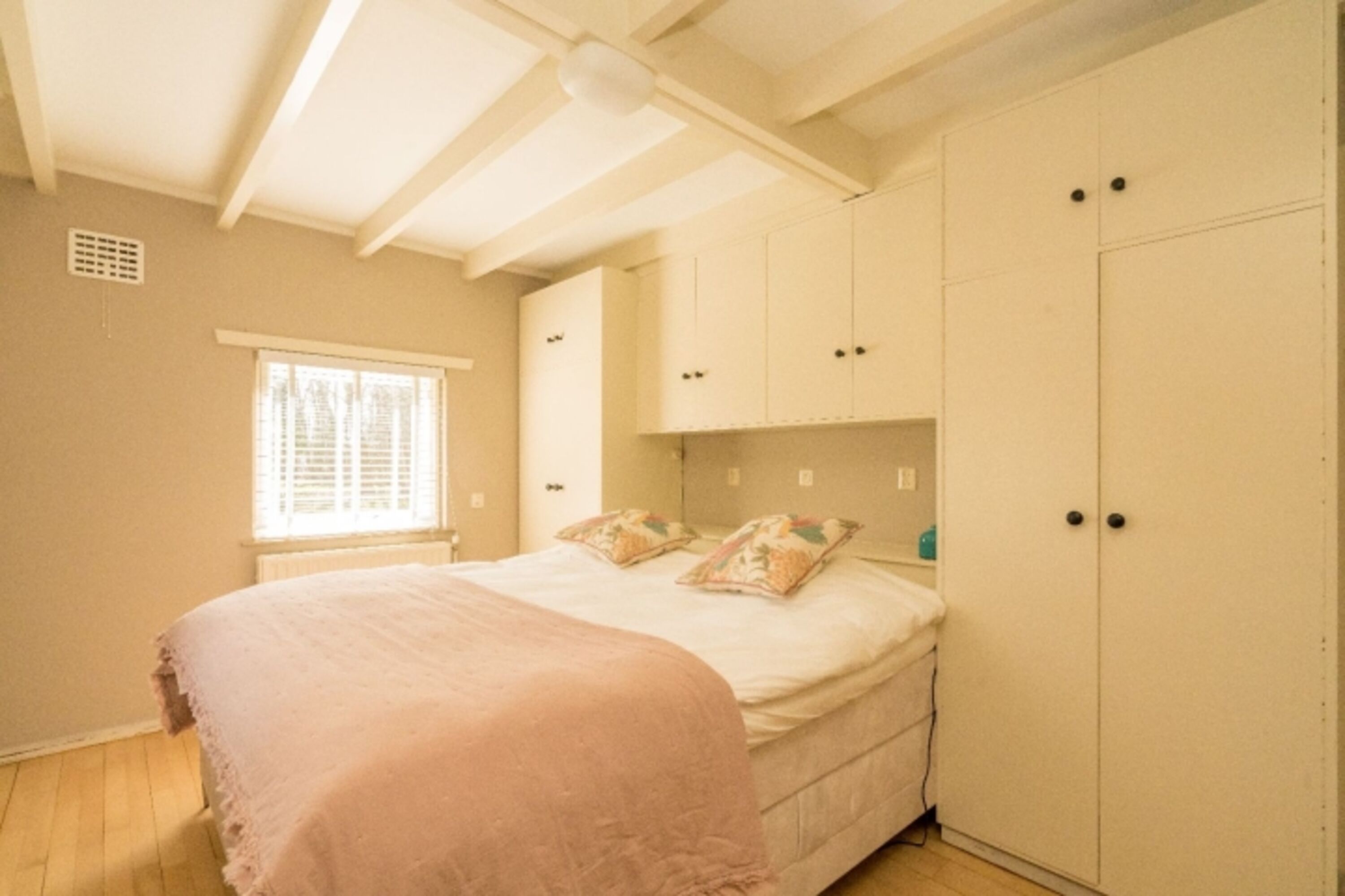 Schlafzimmer 1 mit Doppelbett und Waschbecken