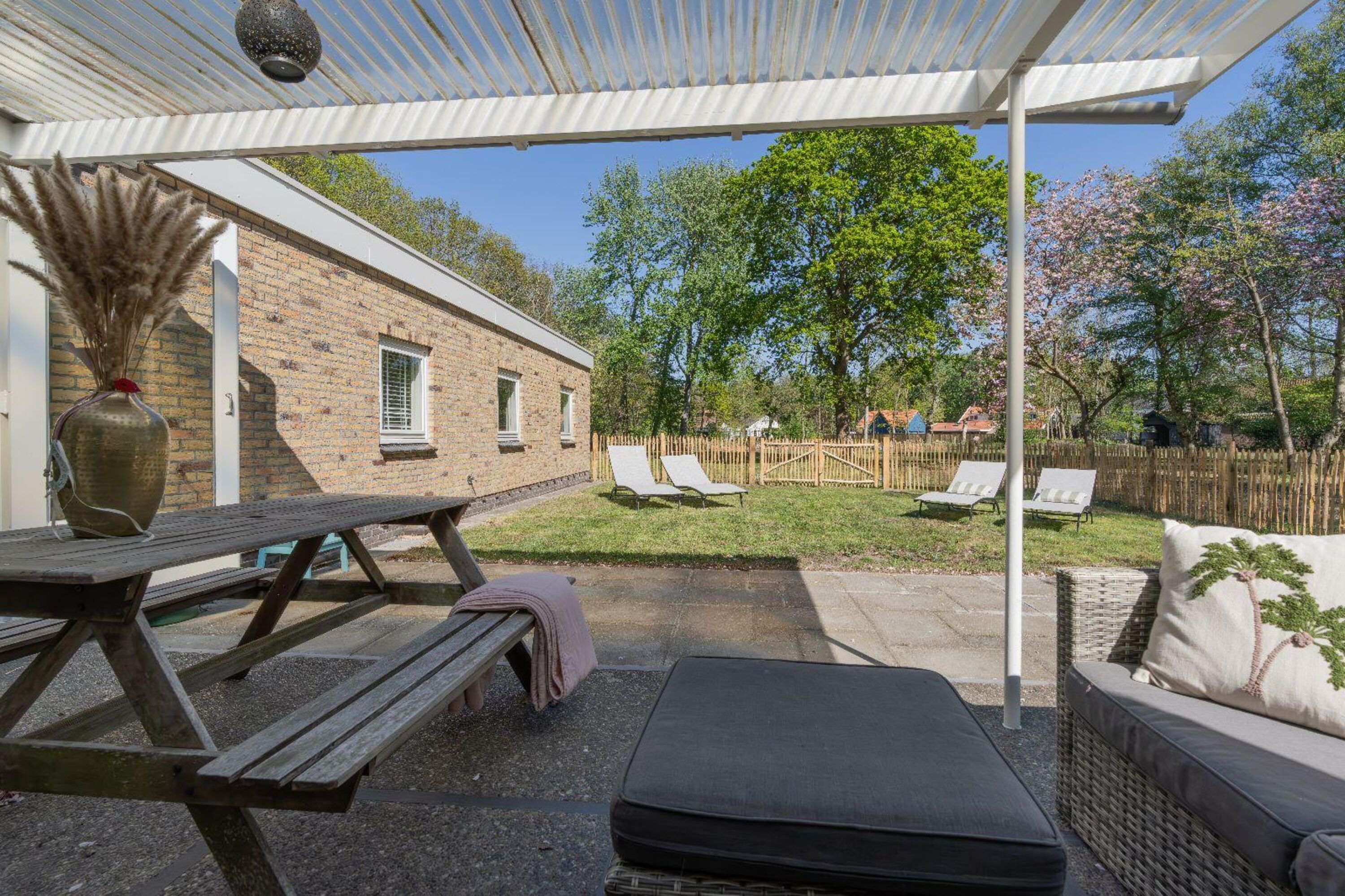 Die überdachte Terrasse mit Gartenmöbel