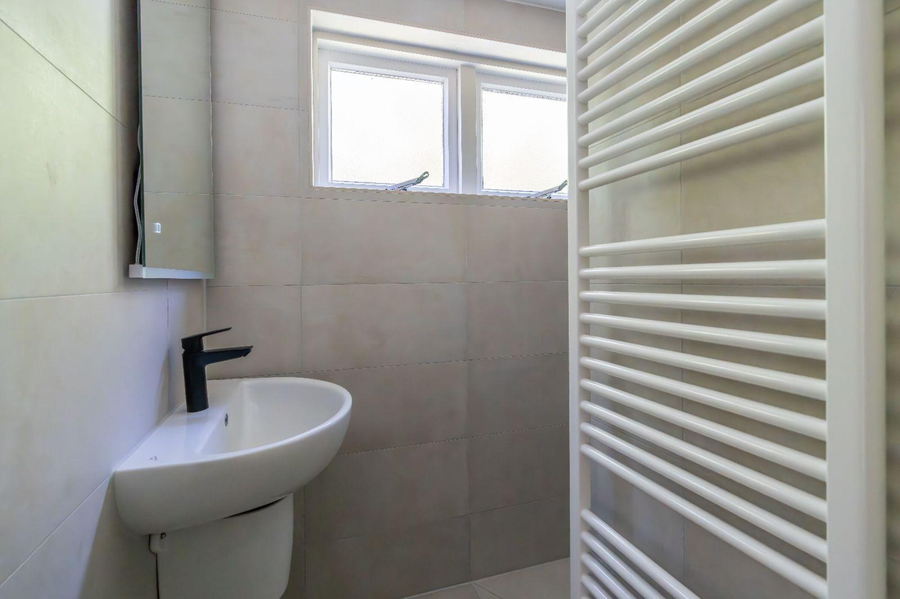 Das neue, moderne Badezimmer mit Regendusche