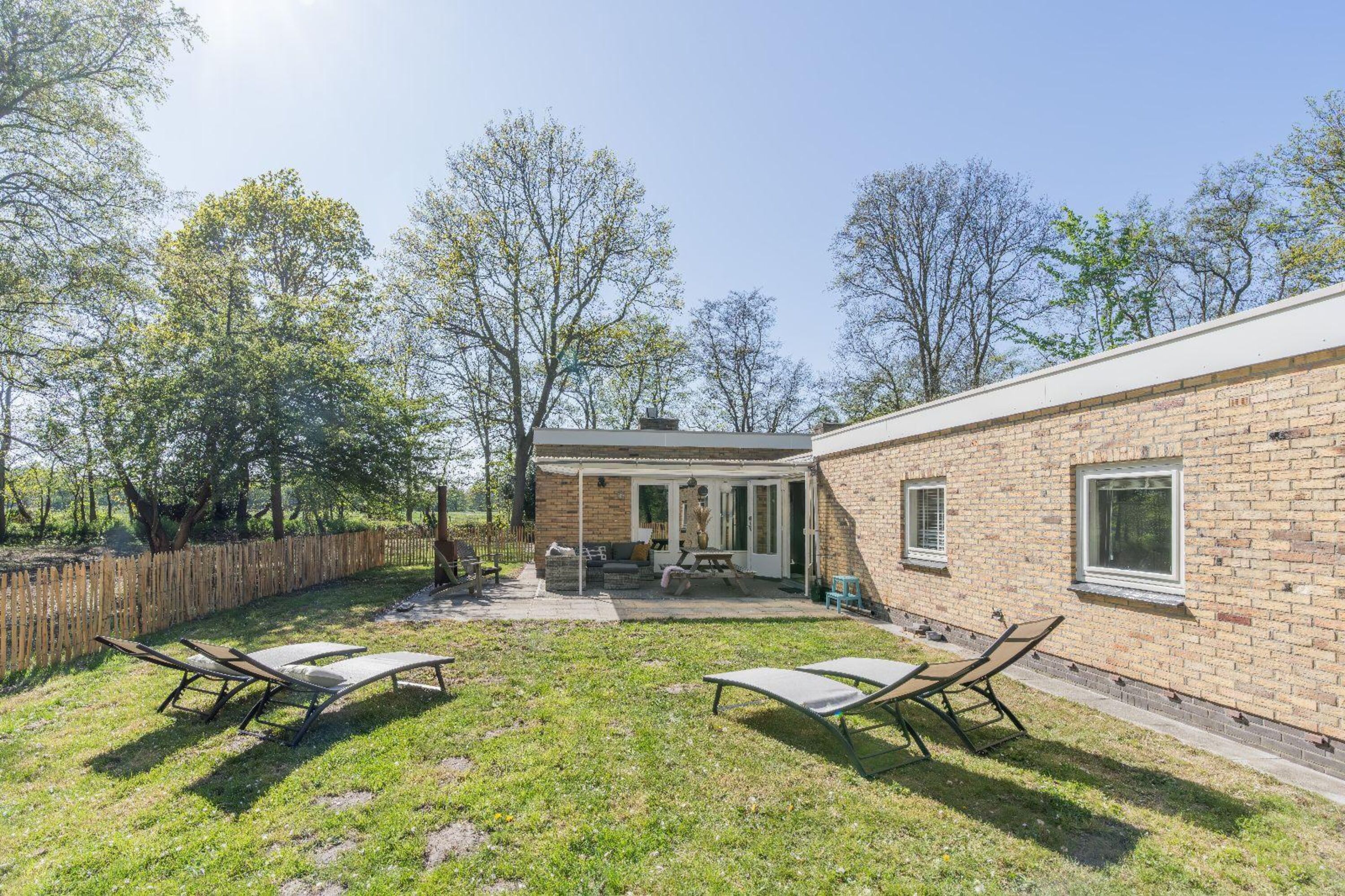 Der umzäunter Garten mit Sonnenliegen