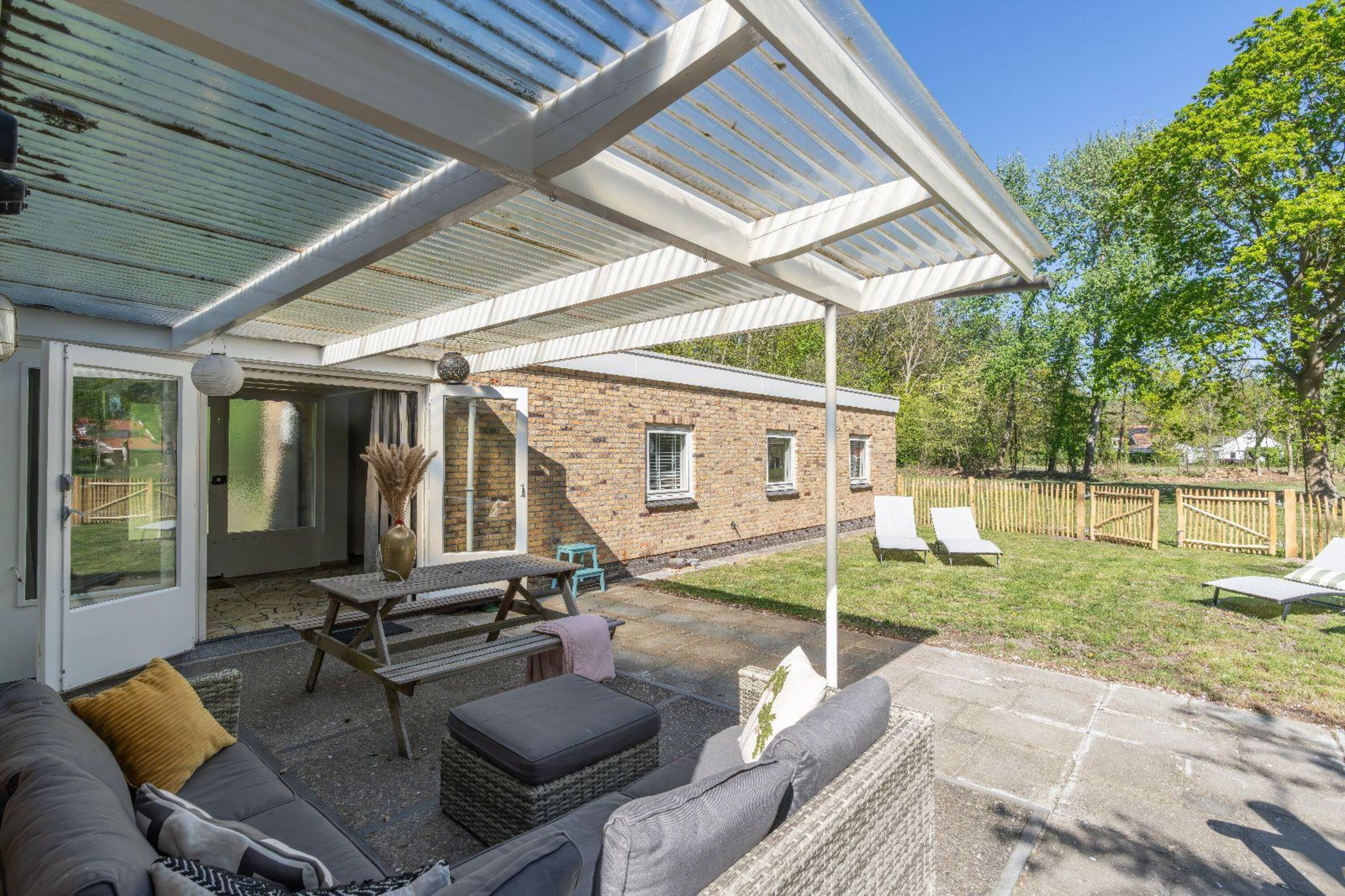 Die überdachte Terrasse mit Gartenmöbel