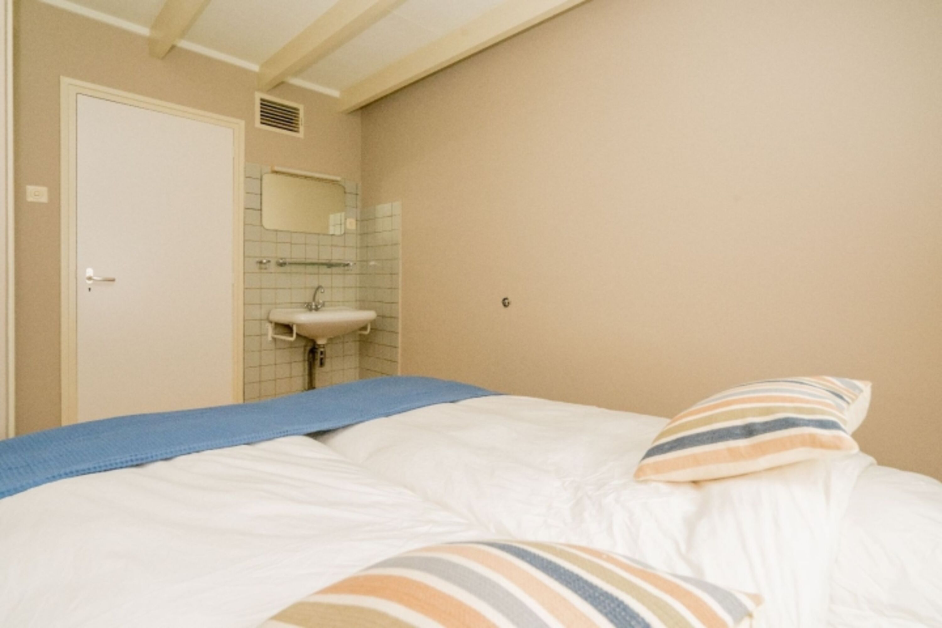 2. Schlafzimmer mit 2 Einzel Boxspringbetten und Waschbecken