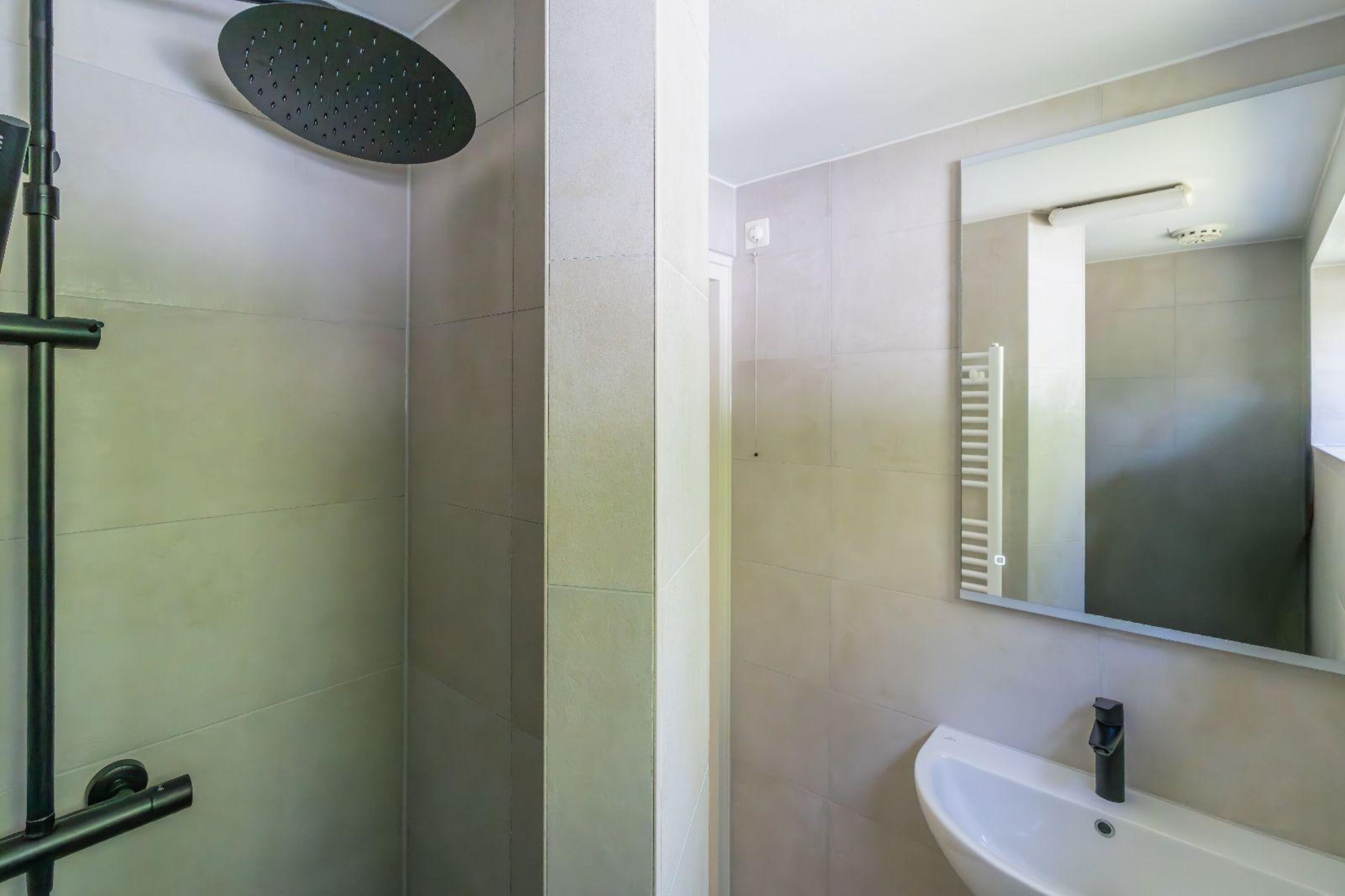 Das neue, moderne Badezimmer mit Regendusche