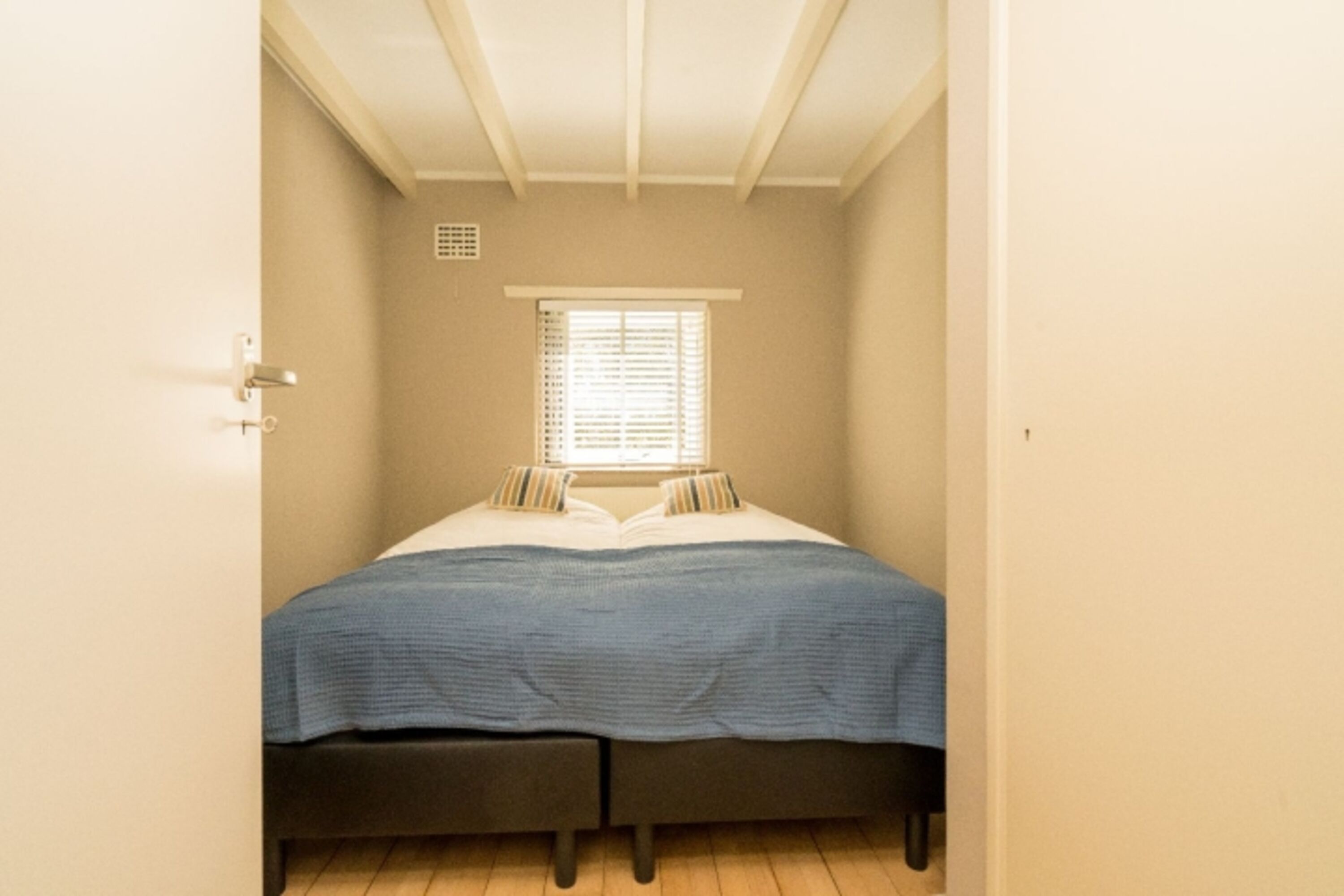 2. Schlafzimmer mit 2 Einzel Boxspringbetten und Waschbecken