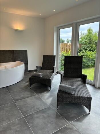 Ruhebereich und Whirlwanne Wellnessoase mit TV