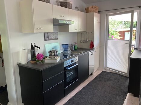 Einbauküche mit allen wichtigen Kochutensillien