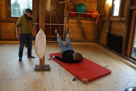 Stall für Leibesübungen: auf der Matte