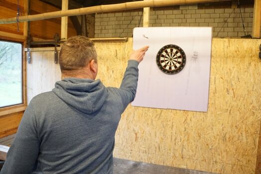 Stall für Leibesübungen: Dart