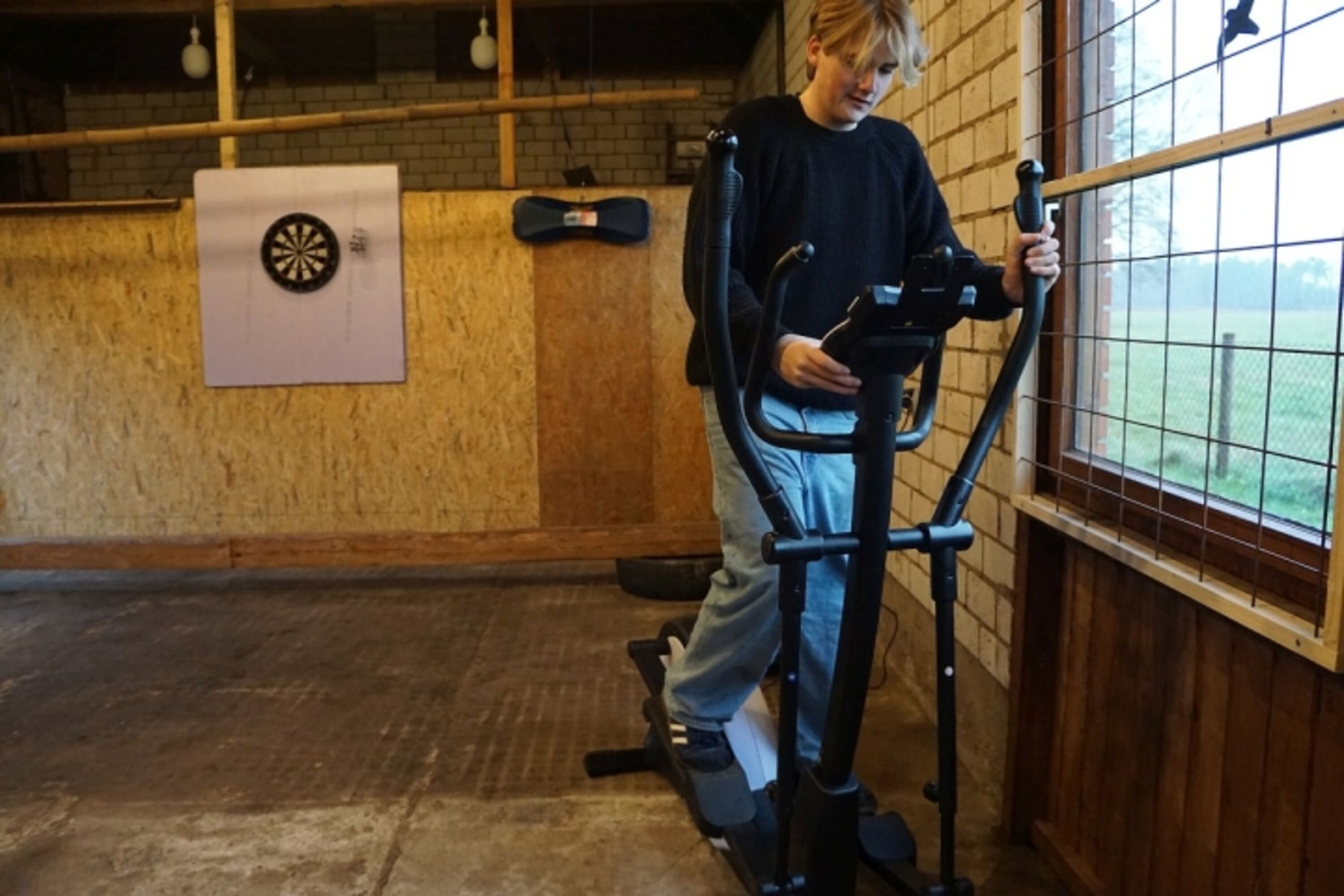 Stall für Leibesübungen: Crosstrainer