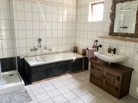 Badezimmer 1. OG mit Dusche und Badewanne