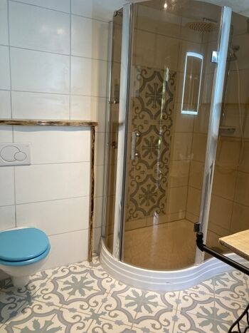 Badezimmer mit Dusche im Erdgeschoss