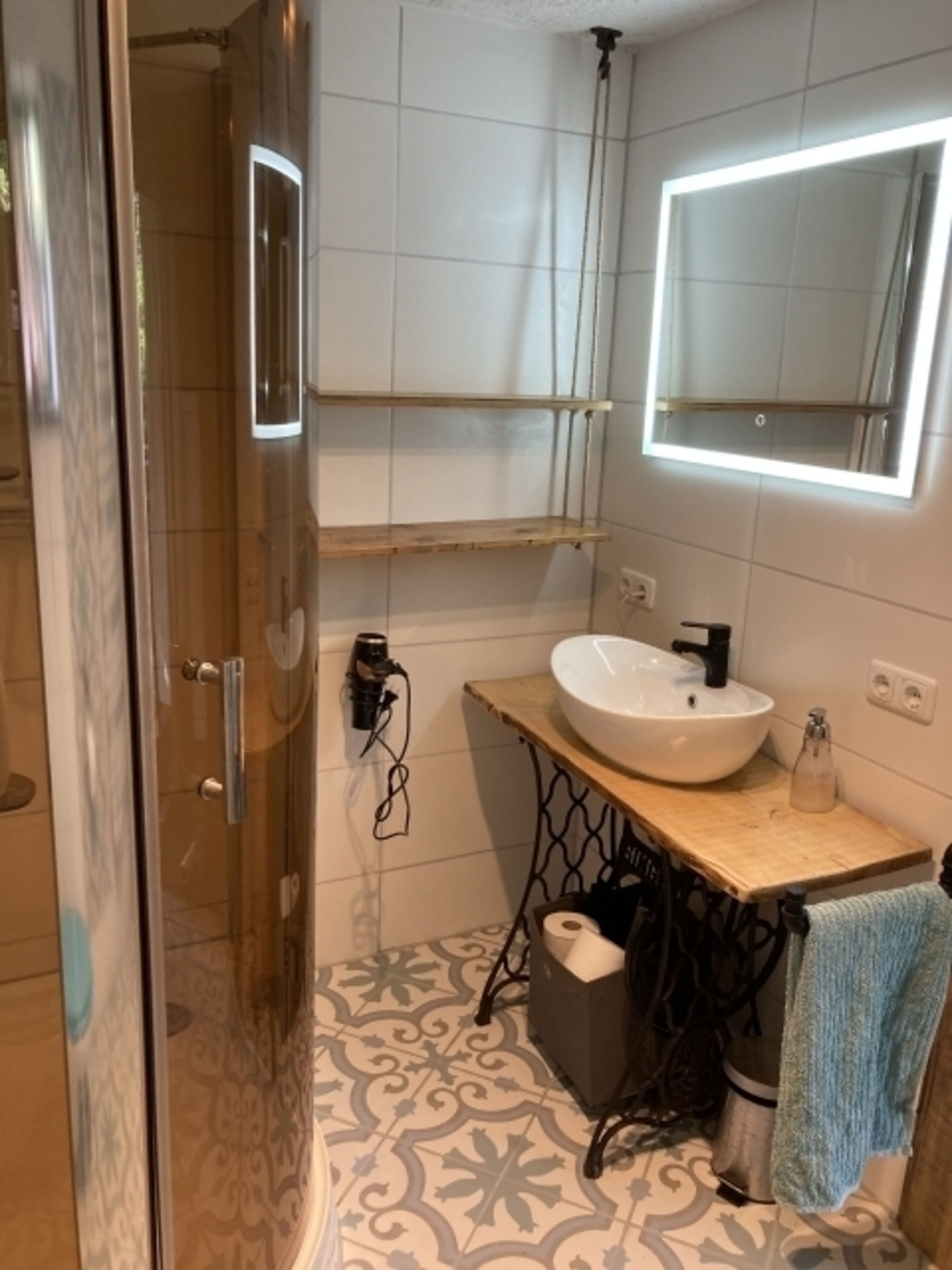 Badezimmer mit Dusche im Erdgeschoss