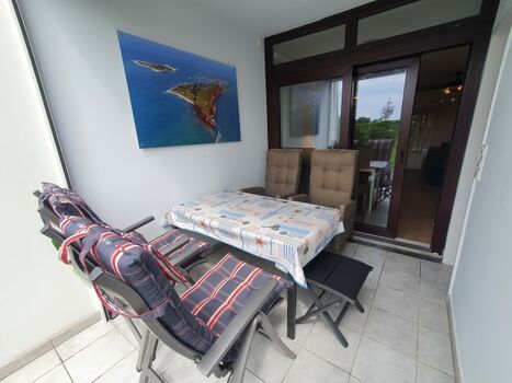 Großzügige, sonnige, überdachte und geschützte Süd-West-Loggia mit Relaxmöbeln