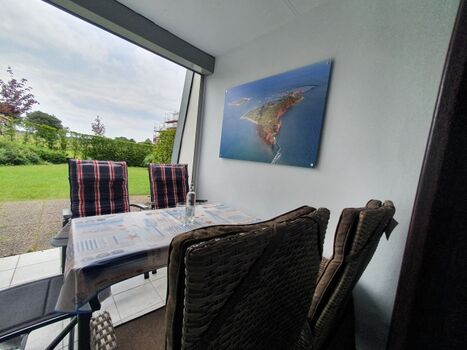 Nochmal Ihre gemütliche, gut möblierte Loggia mit dem schönen Ausblick