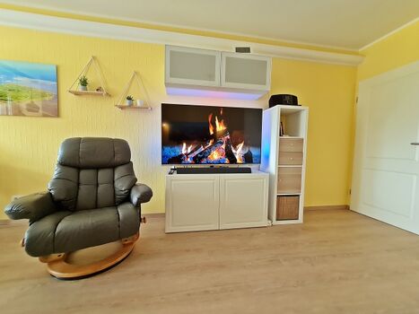 Relaxsessel und Multimedia (u.a. Smart-TV, DVD/Blue-Ray, digitale HiFi-Anlage mit DAB   und Internetradio sowie Echo-Lautsprecher mit Alexa)
