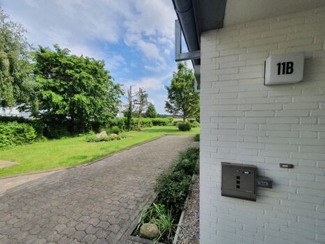 Eingang zur Wohnung mit Briefkasten und Schlüsselsafe