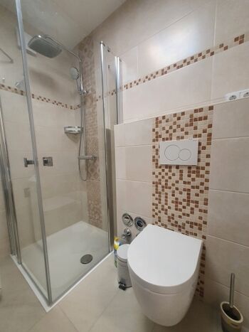 Hochwertiges Bad mit ebenerdiger, tropischer Regenschauer-Dusche...