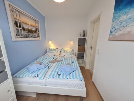 Schlafzimmer mit Doppelbett, Komfort-Matratzen, elektrischen Rollläden und Smart-TV