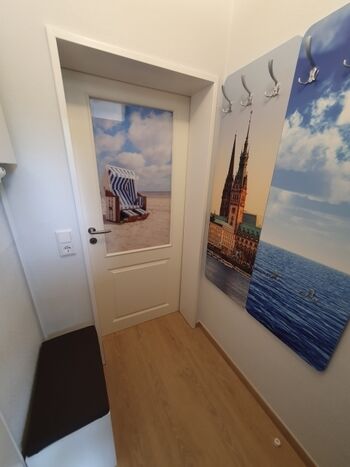 Eingangsbereich mit Garderobe und Sitzbank mit Schuhablage