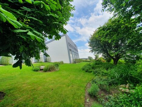 Die Rückseite des Hauses und der große Süd-West-Garten