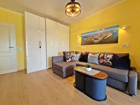 Gemütlicher Sitzbereich (u. a. mit Deckenventilator, Doppel-Schlafsofa, großem Schrank und besonderem Lichtkonzept, etc.)