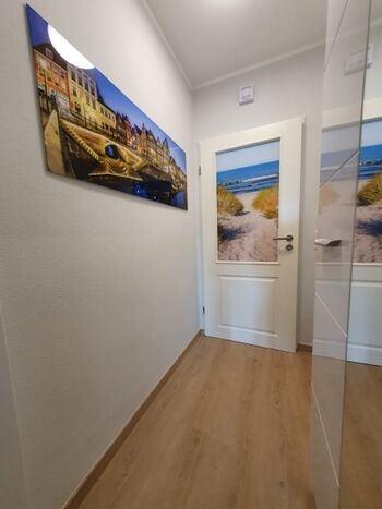 Kleiner Flur mit Mehrzweckschrank und Designbildern von umliegenden Landschaften