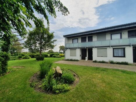 Die Vorderseite des Hauses und die große Gartenanlage