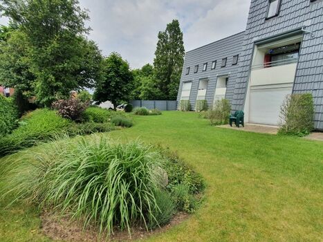 Blick in den großzügigen und gepflegten Garten aus einer anderen Perspektive