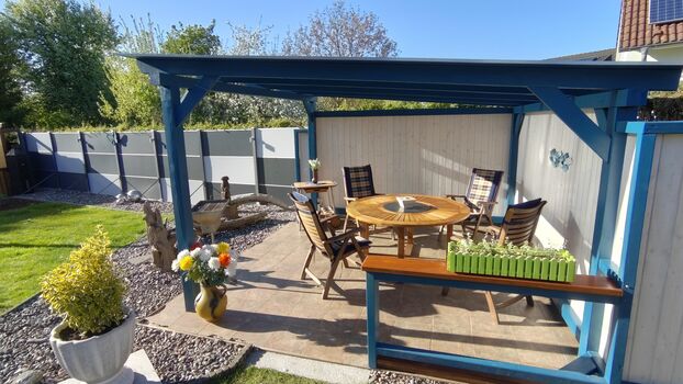 Sonnenterrasse hinter der Ferienwohnung
