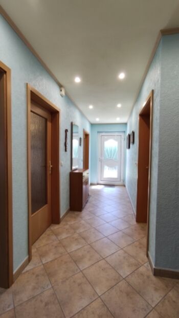 großer Flur mit Blick zur Haustür