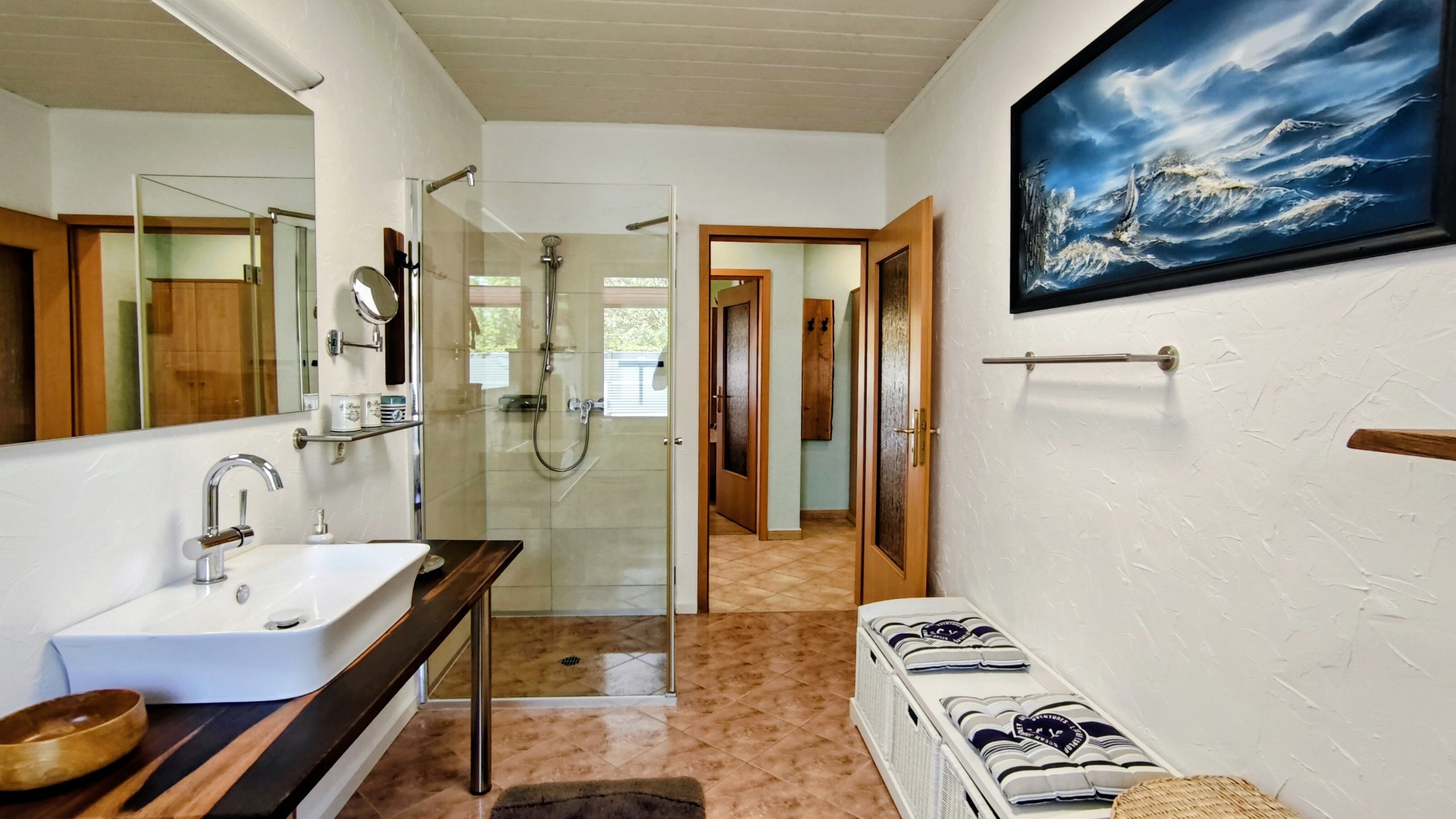 Badezimmer mit Waschtisch, Sitzbank und XXL Dusche