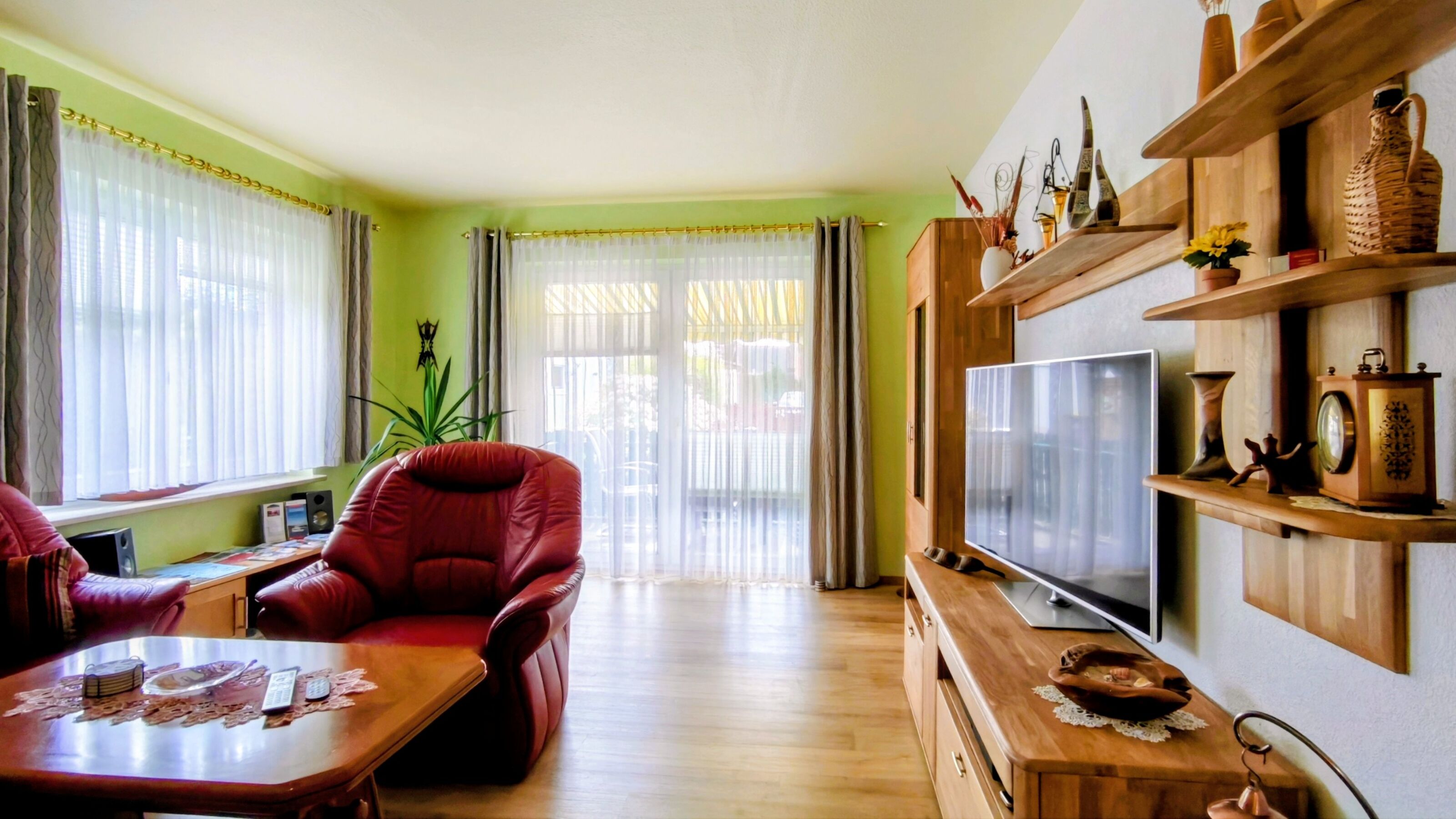 großes und helles Wohnzimmer