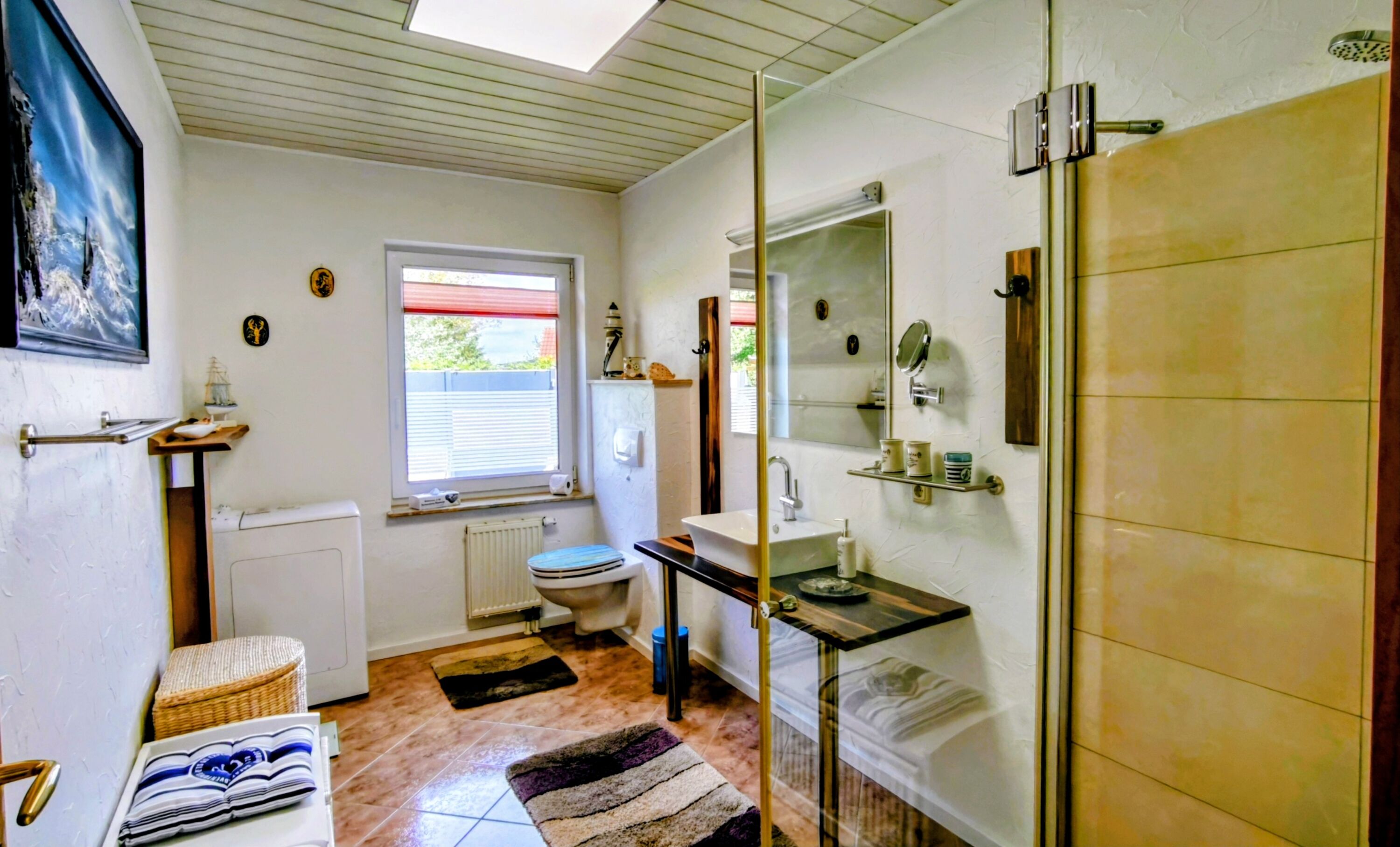 Tageslichtbad mit Waschmaschine und XXL Dusche
