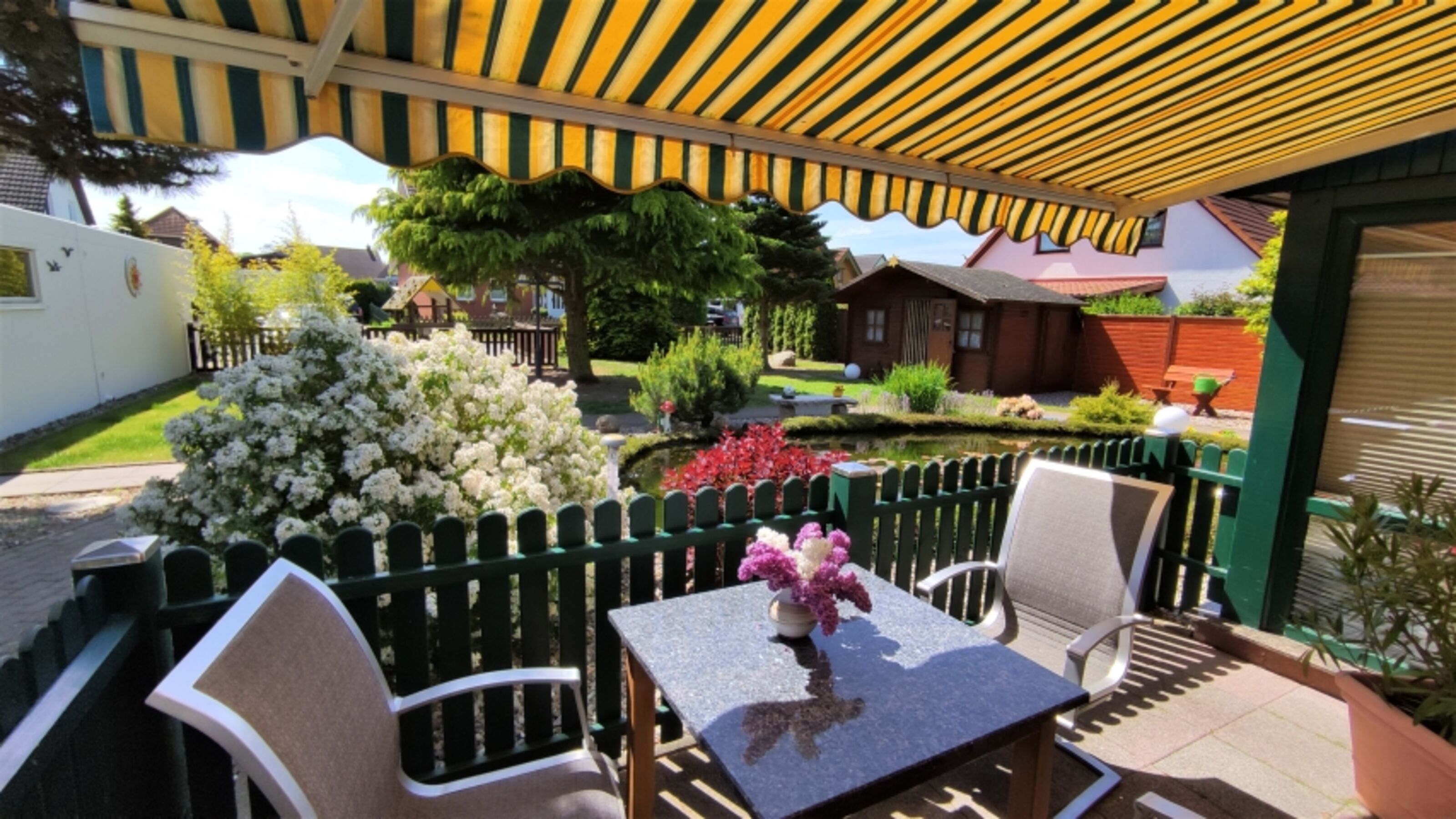 Terrasse vor dem Wohnzimmer mit Blick in den Garten