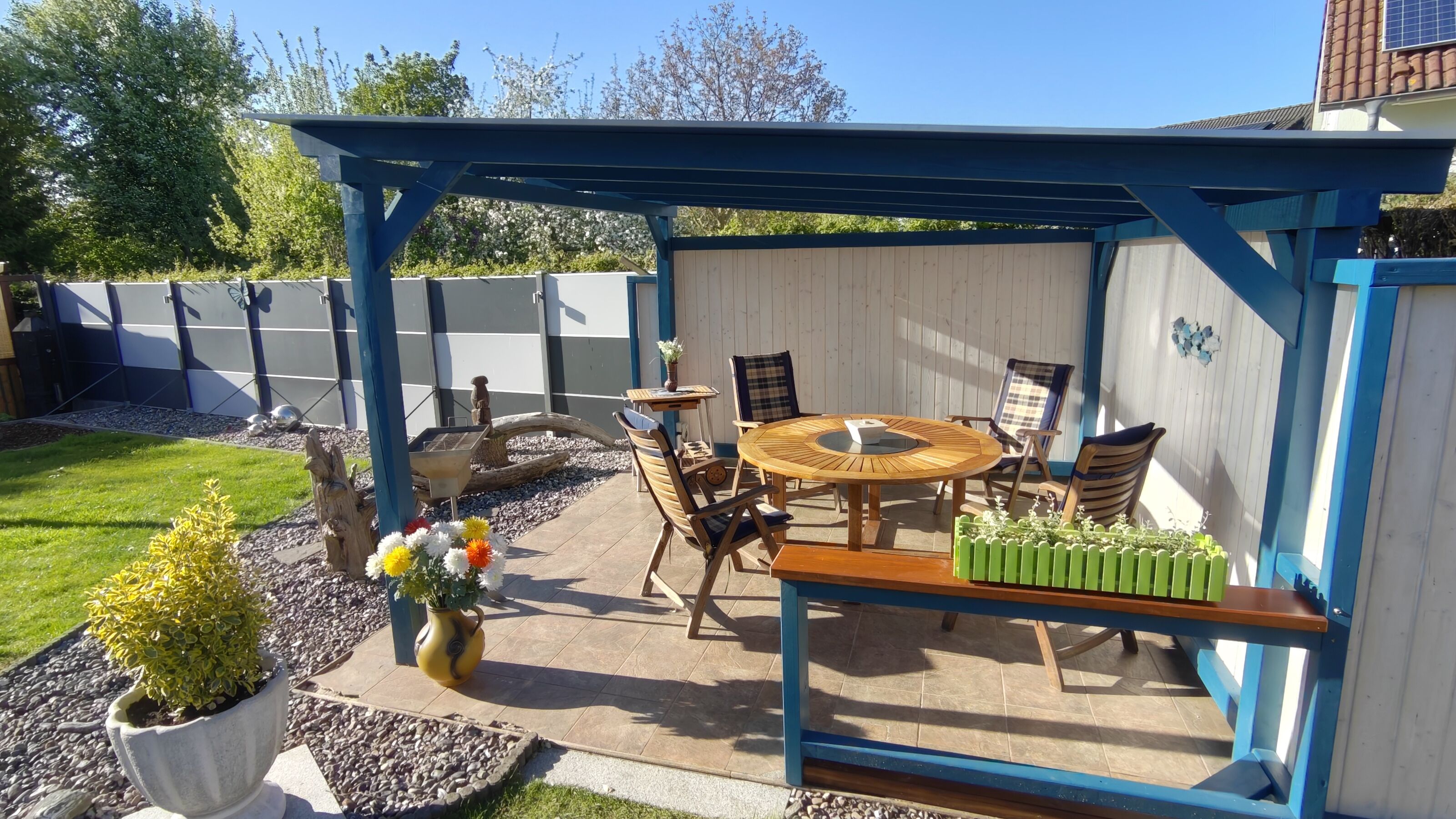 Sonnenterrasse hinter der Ferienwohnung
