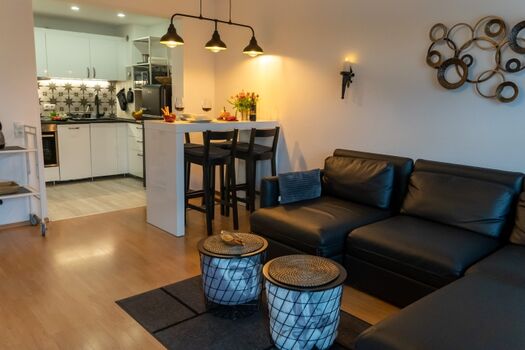 Großer Wohnbereich mit offener Küche 