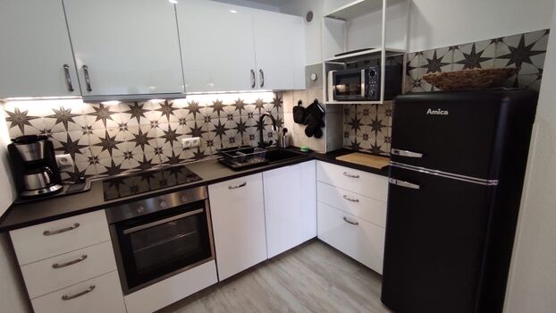 Küche mit großem Kühlschrank und separatem Eisfach 