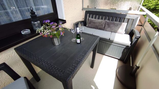 Essgruppe auf dem Balkon