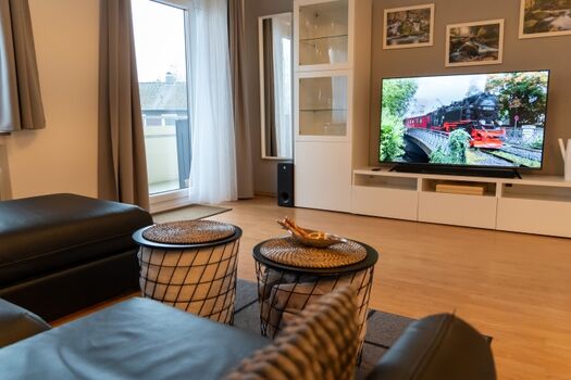 Großer Smart TV mit Soundbar 