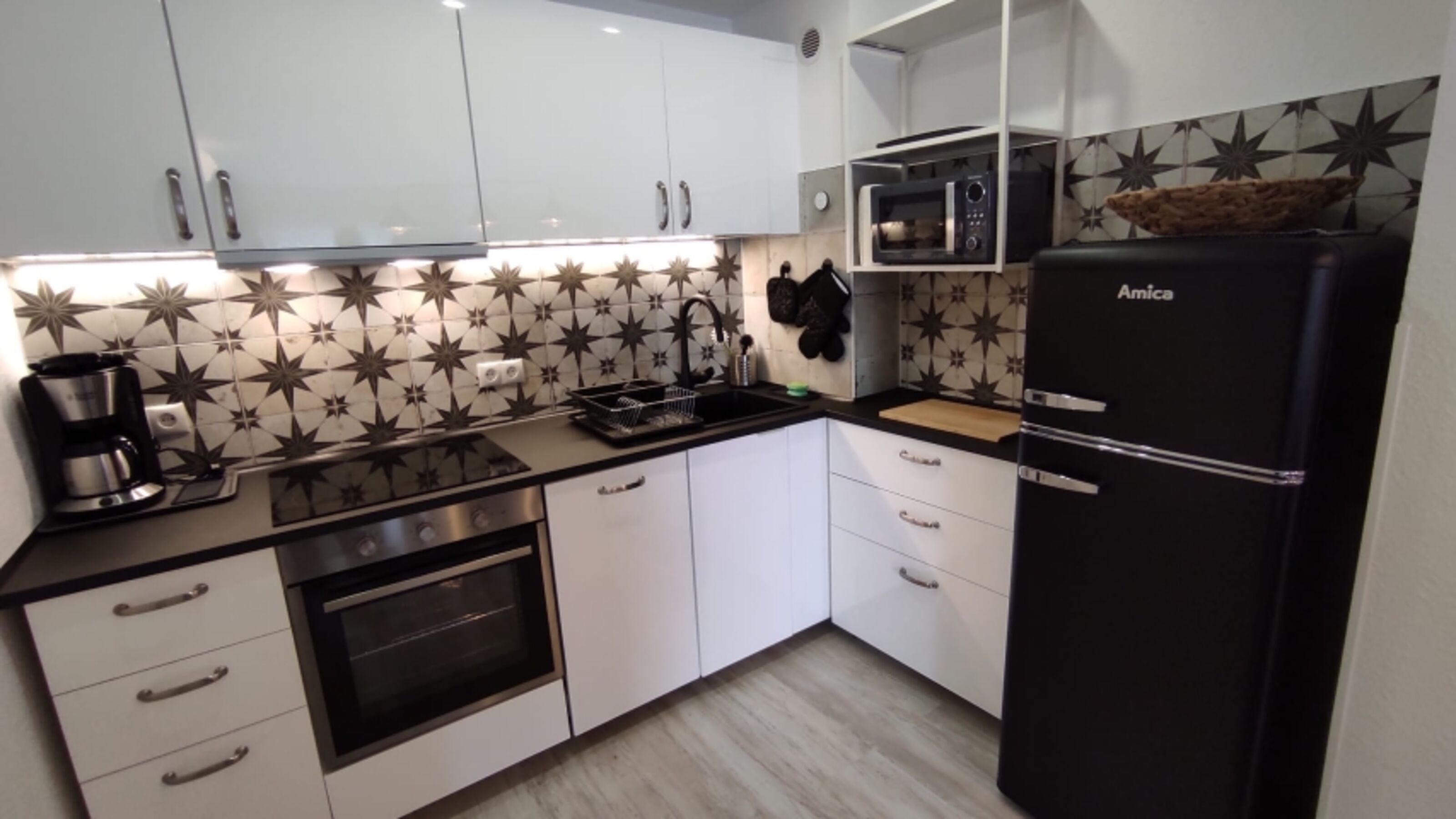 Küche mit großem Kühlschrank und separatem Eisfach 