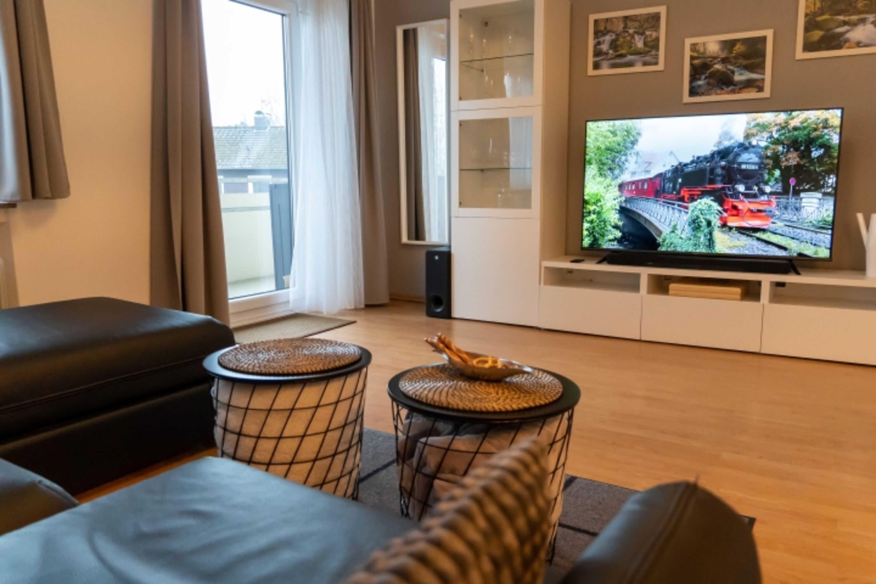 Großer Smart TV mit Soundbar