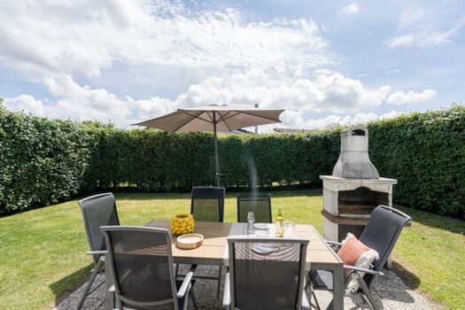 Die sonnige Terrasse mit Gartengruppe und Grill