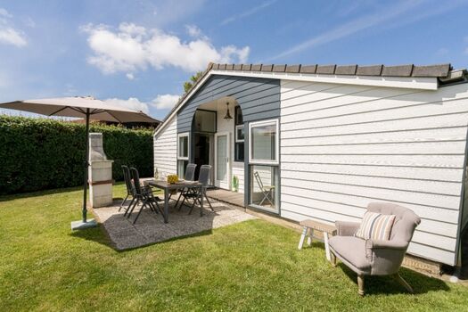 Die sonnige Terrasse mit Gartengruppe