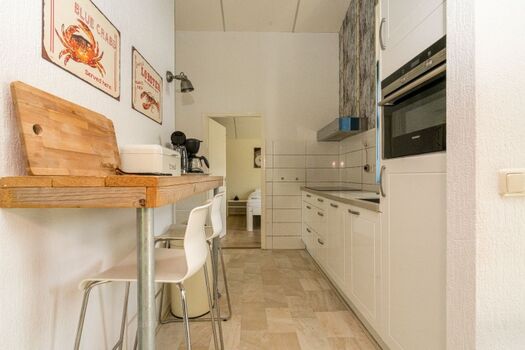 Die moderne Küche mit Frühstücksbar