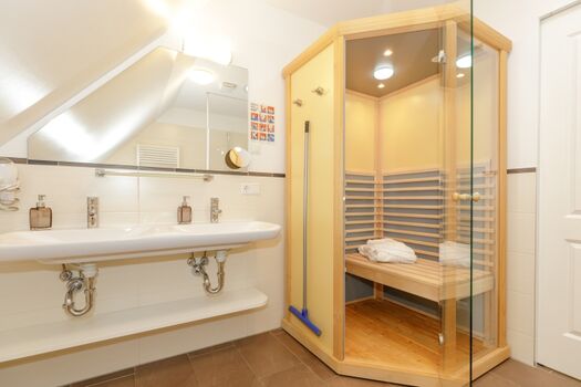 Badezimmer mit Infrarot Kabine